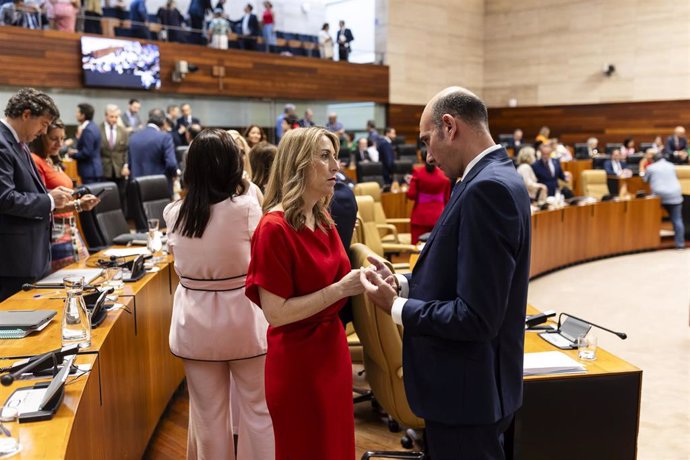 La presidenta de la Junta de Extremadura, María Guardiola, y el portavoz del Partido Popular de Extremadura, José Ángel Sánchez Juliá, al inicio de la segunda sesión del debate sobre el estado de la región.