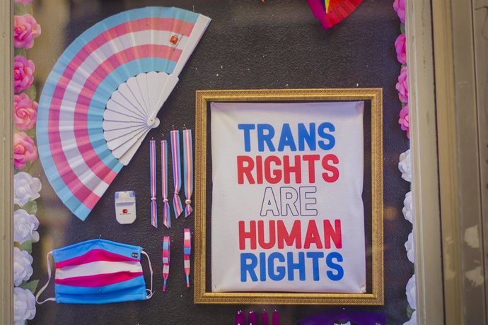 Archivo - 'Los derechos trans son derechos humanos', reza el cartel.