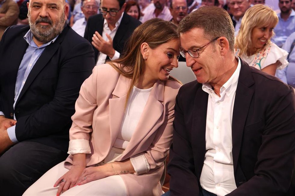 Archivo - El presidente del Partido Popular, Alberto Núñez Feijóo (d), conversa con la presidenta del PP de las Islas Baleares, Marga Prohens.