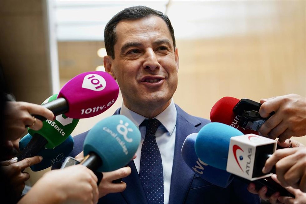 El presidente de la Junta de Andalucía, Juanma Moreno, atiende a los medios en imagen de archivo.