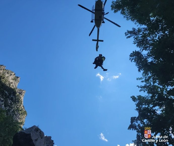 El Grupo de Rescate de la Junta de Castilla y León auxilia a una mujer de 30 años que se había lesionado en una rodilla en la Ruta del Cares, en Caín (León).