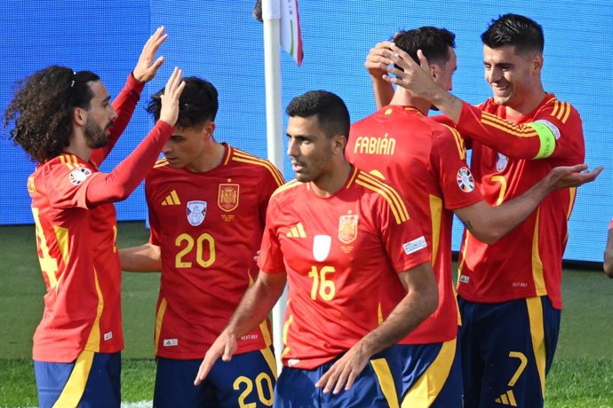 15 June 2024, Berlin: Spain's Alvaro Morata (R) celebrates scoring his side's first goal with teammates during the UEFA Euro 2024 group B soccer match between Spain and Croatia at the Olympiastadion. Photo: Sebastian Christoph Gollnow/dpa