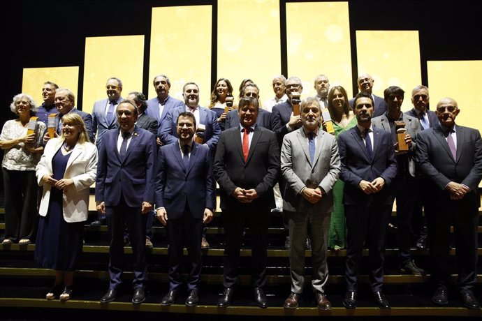 Los premiados de los 37 Premis Pimes de Pimec, junto a las autoridades que han entregado los galardones.