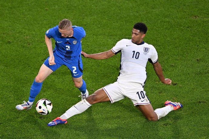 Jude Bellingham pugna por un balón con Zan Karnicnik en el Inglaterra-Eslovenia de la Eurocopa de Alemania