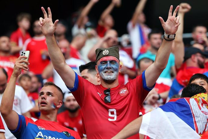 Aficionados de Serbia animan durante el partido de fútbol del Grupo C de la UEFA Euro 2024 entre Dinamarca y Serbia en el Allianz Arena de Múnich