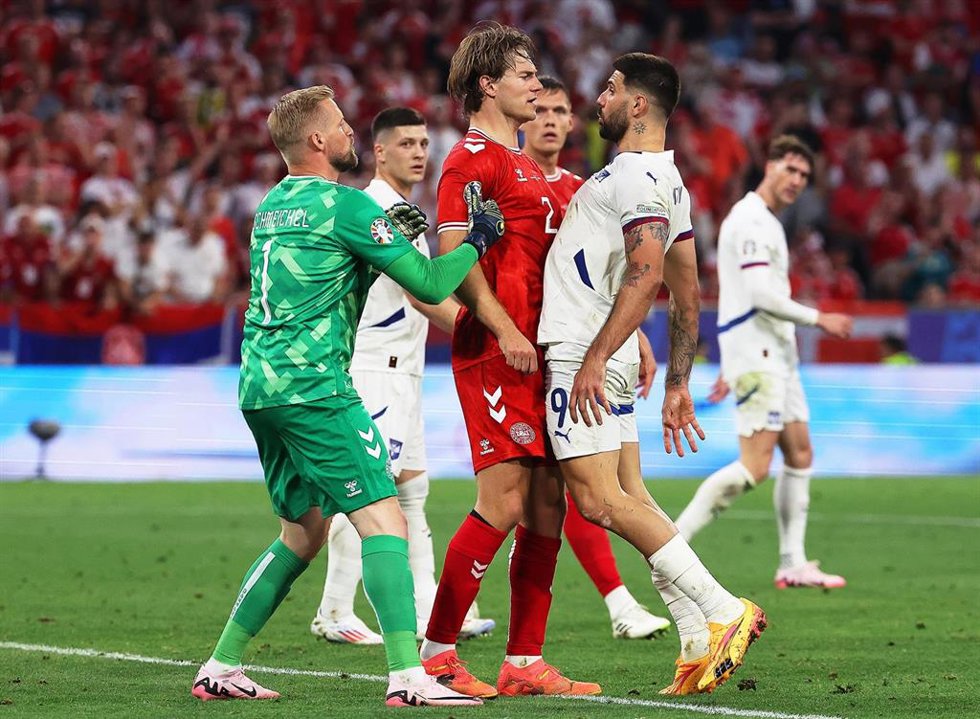 Aleksandar Mitrovic y Joachim Andersen se enfrentan ante Kasper Schmeichel en el Dinamarca-Serbia