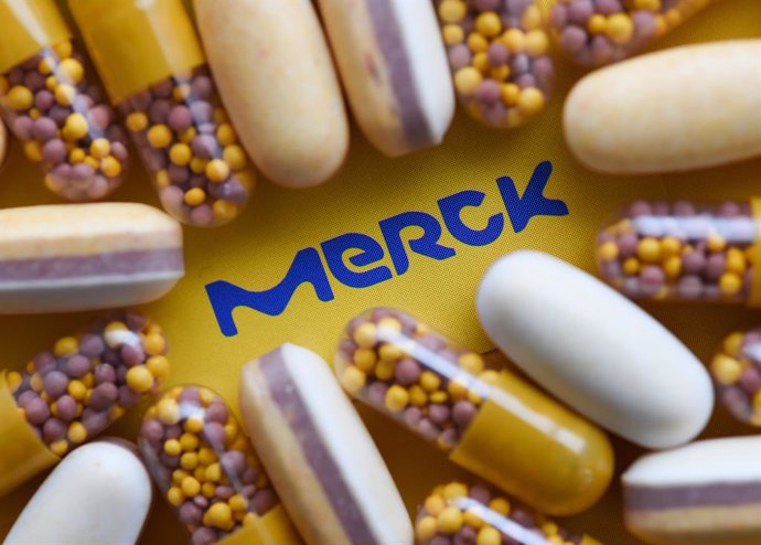 Archivo - FILED - 25 February 2016, Frankfurt: Food supplement tablets placed around a Merck logo. Photo: Arne Dedert/dpa