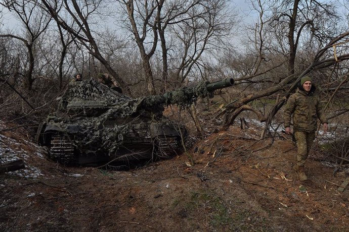 Archivo - February 23, 2024, Chasiv Yar, Donetsk Oblast, Ukraine: Ukrainian soldiers wait for fire orders from command. Tank crew with the 42nd battalion waits for a fire order outside the city of Chasiv Yar.