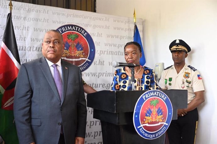 El primer ministro de transición de Haití, Gary Conille, y la jefa de la delegación de Kenia, Monica Juma
