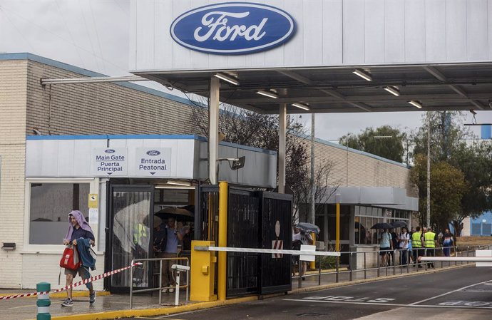 Varios trabajadores en la fábrica de Ford en Almussafes