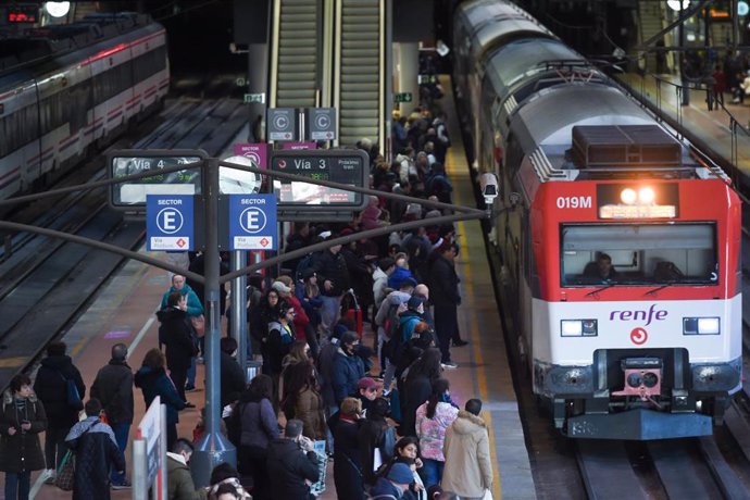 Archivo - Decenas de personas en un andén de Cercanías en la estación de Atocha