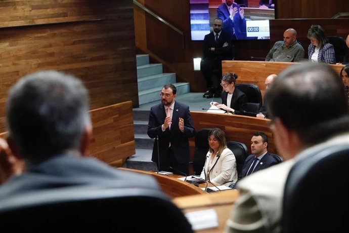 El presidente del Principado de Asturias, Adrián Barbón, en el pleno de la Junta General.