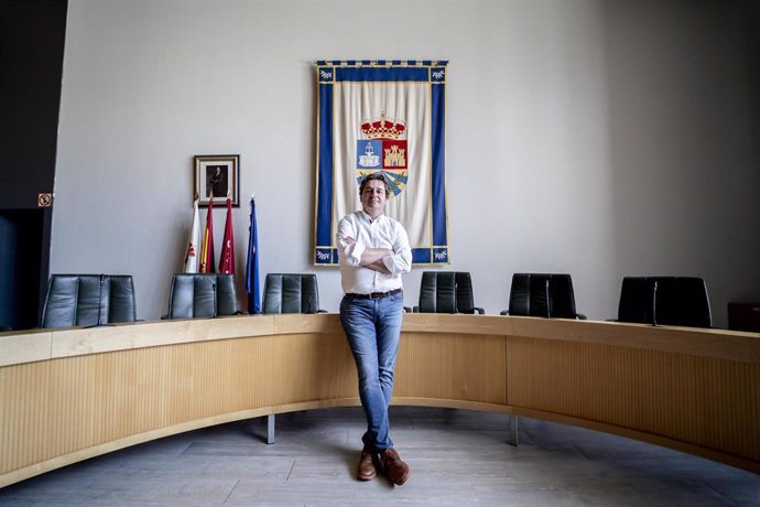 El alcalde de Fuenlabrada, Javier Ayala (PSOE), en la sala de Plenos del Ayuntamiento de la localidad