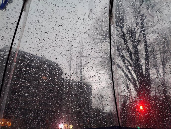 Archivo - Lluvia en Oviedo a través de un paraguas.