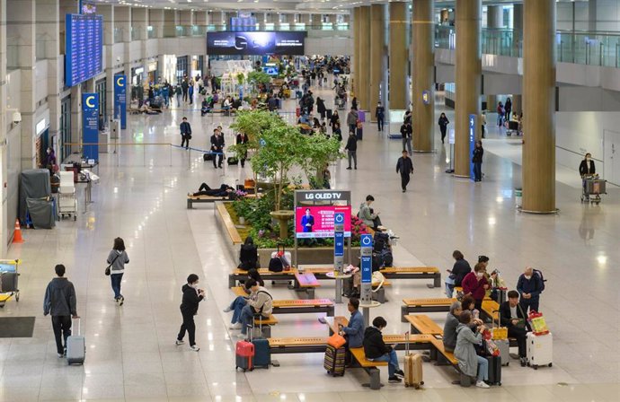 Archivo - Fotografía de archivo de pasajeros en el interior del Aeropuerto Internacional de Incheon, en Seúl, Corea del Sur