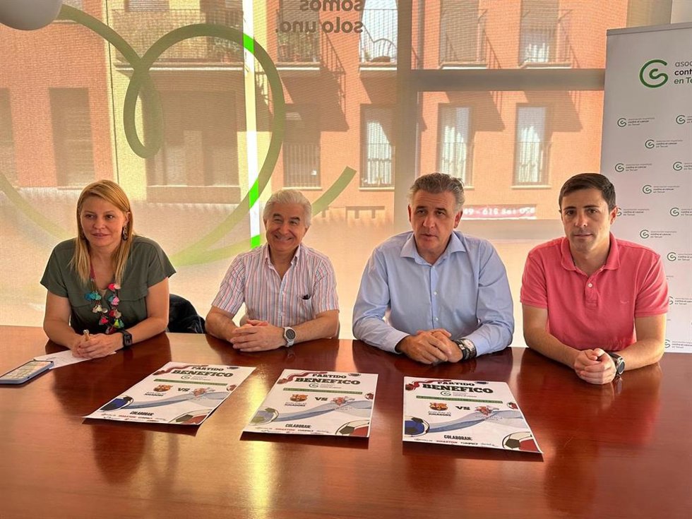 El alcalde de Utrillas, Joaquín Moreno, de azul, en lapresentación del partido benéfico.
