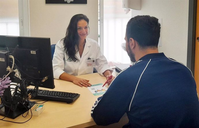 La doctora Sara Eichau, responsable de la Unidad de Esclerosis Múltiple del Hospital Virgen Macarena, atendiendo a un paciente.