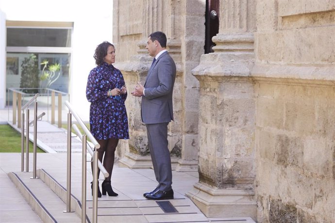 Archivo - El presidente de la Junta de Andalucía, Juanma Moreno, (d) junto a la consejera de Salud y Consumo de la Junta de Andalucía, Catalina García, (i) en una foto de archivo en el Parlamento andaluz.