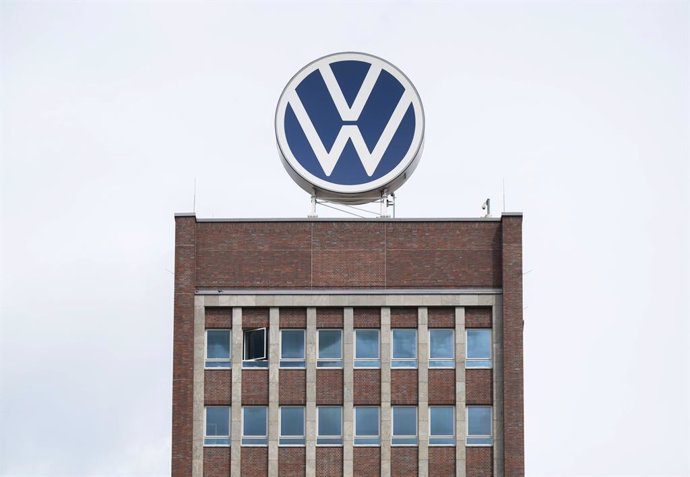 FILED - 29 May 2024, Lower Saxony, Wolfsburg: The white and blue VW logo stands on the roof of the brand tower on the grounds of the VW plant in Wolfsburg. Photo: Julian Stratenschulte/dpa