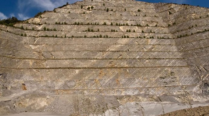 Una cantera que ilustra bandas de piedra caliza estratificada del antiguo fondo marino en lo que ahora es Mercato San Severino en Italia.