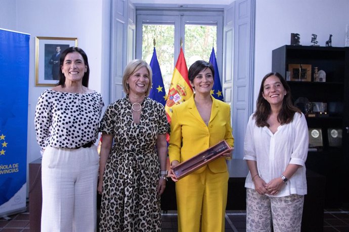 La ministra de Vivienda y Agenda Urbana, Isabel Rodríguez, se reunió ayer con la Junta de Gobierno de la Federación Española de Municipios y Provincias (FEMP).