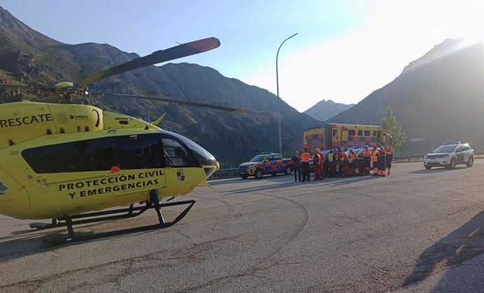 Medios aéreos y terrestres participan en la búsqueda del varón de 72 años desaparecido en la ruta de Las Brañas, en Caldas de Luna (León).