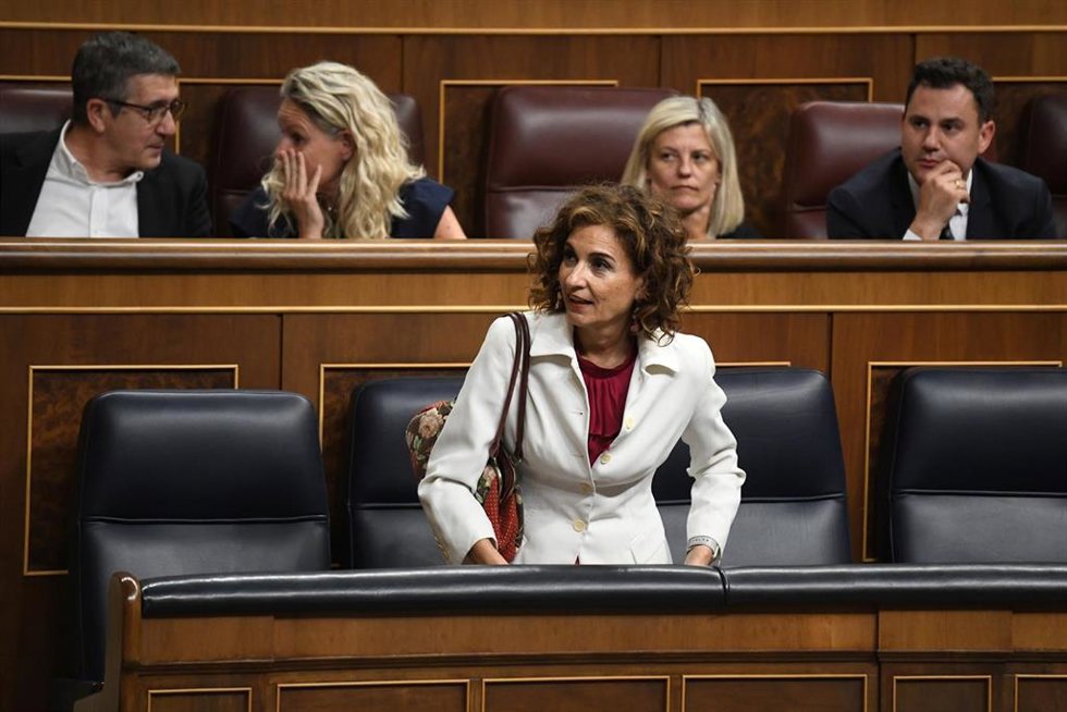 La vicepresidenta primera y ministra de Hacienda, María Jesús Montero, durante una sesión plenaria, en el Congreso de los Diputados, a 25 de junio de 2024, en Madrid (España). La sesión plenaria ha comenzado con los debates de toma en consideración de d