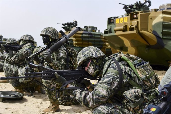 Archivo - Miembros del Cuerpo de Marines de Corea del Sur durante una serie de maniobras. 