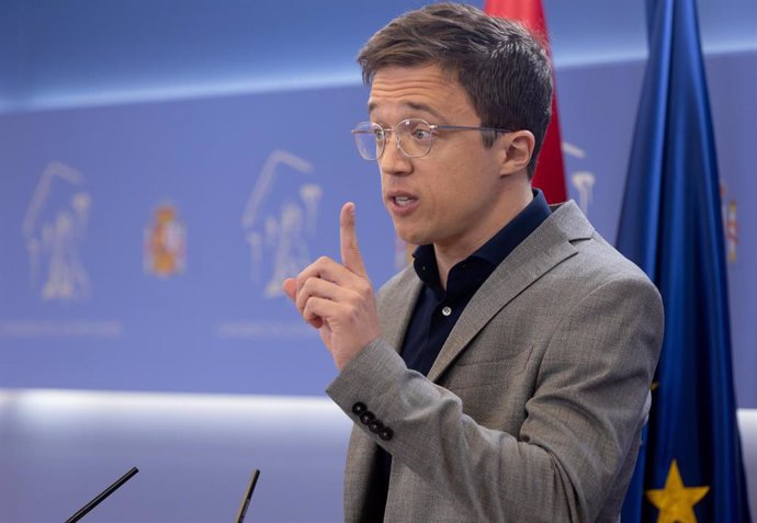 El líder de Más País y diputada de Sumar, Iñigo Errejón, durante una rueda de prensa posterior a la Junta de portavoces, en el Congreso de los Diputados, a 25 de junio de 2024, en Madrid (España).