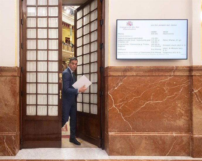 El presidente del Gobierno, Pedro Sánchez, a su salida de una sesión de control al Gobierno, en el Congreso de los Diputados, a 26 de junio de 2024, en Madrid (España). 