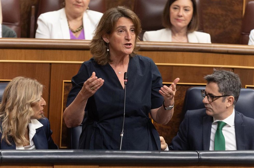 La vicepresidenta tercera y ministra para la Transición Ecológica y el Reto Demográfico, Teresa Ribera, interviene durante una sesión de control al Gobierno, en el Congreso de los Diputados, a 19 de junio de 2024, en Madrid (España).