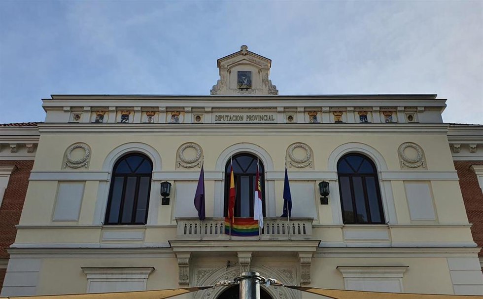 Bandera arcoiris en la Diputación de Guadalajara.