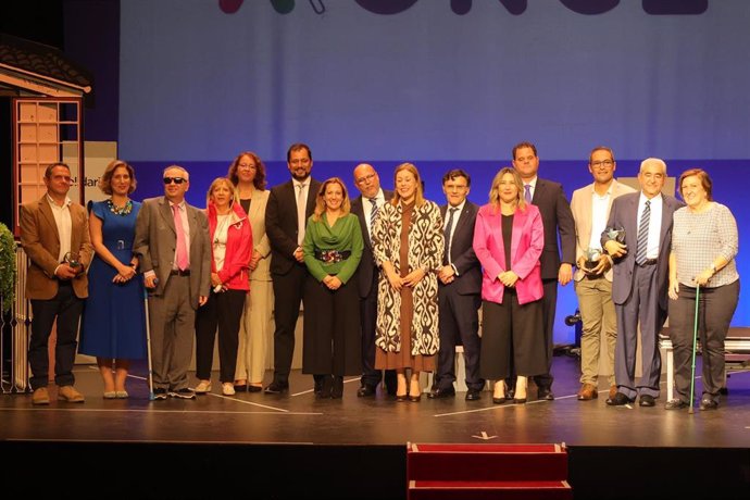 Foto de familia de la entrega de los Premios Solidarios Grupo Social ONCE Canarias 2024