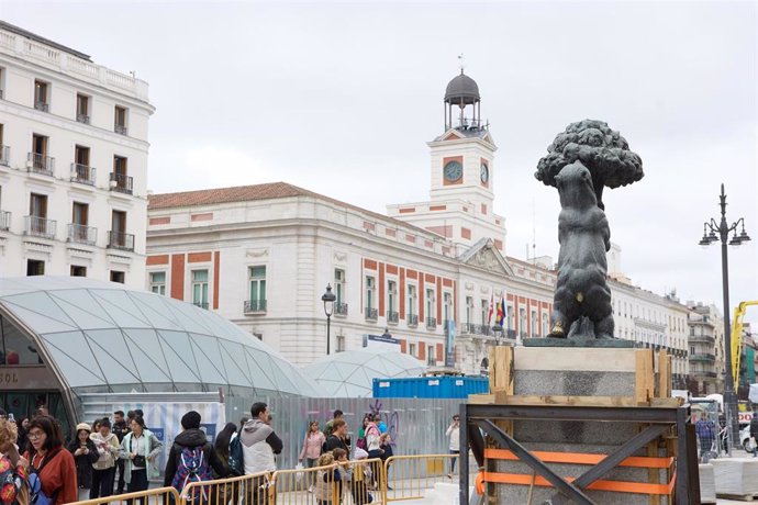 Archivo - La estatua del Oso y el Madroño ubicada en su nuevo lugar en la Puerta del Sol, a 24 de marzo de 2023, en Madrid (España). L