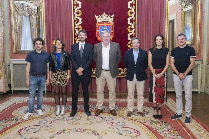 Encuentro entre el alcalde de Pamplona, Joseba Asiron, y el ministro de Cultura, Ernest Urtasun