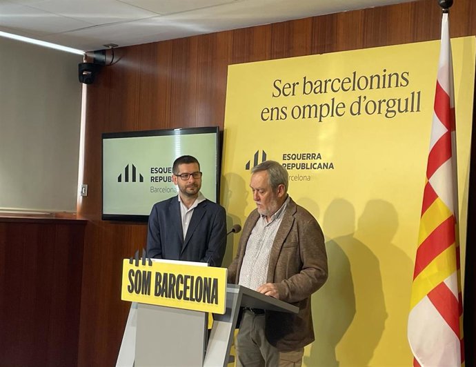 Los concejales de ERC en el Ayuntamiento de Barcelona Jordi Castellana y Jordi Coronas, en rueda de prensa este miércoles.