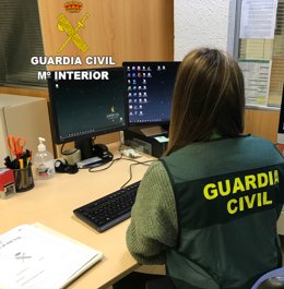Archivo - Arxive - Una agent de la Guàrdia Civil en tasques d'investigació