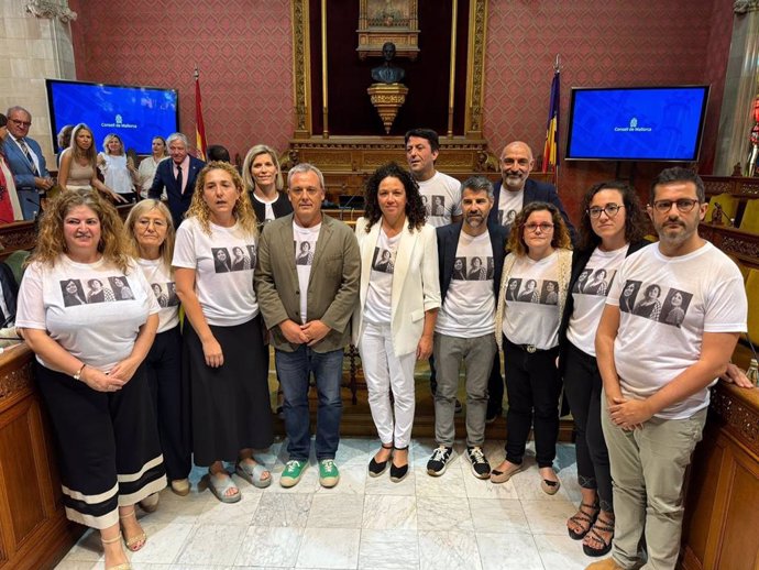 Los consellers insulares de PSIB y MÉS per Mallorca con camisetas con fotos de las Rojas del Molinar rotas por el presidente del Parlament, Gabriel Le Senne.