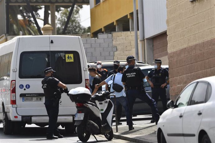 Archivo - Varios agentes y vehículos de la Policía Local de Ceuta acompañan a menores no acompañados hacia una furgoneta.