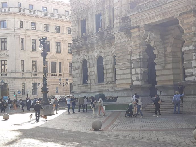 Archivo - Ciudadanos en una calle de Bilbao.