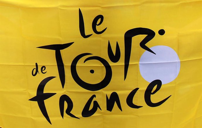 Archivo - Bandera con el logo del Tour de Francia.