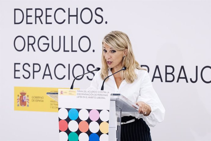 La vicepresidenta segunda y ministra de Trabajo y Economía Social, Yolanda Díaz, interviene durante la firma del acuerdo contra la discriminación de las personas LGTBI en el ámbito laboral, en la Escuela de Organización Industrial, a 26 de junio de 2024, 