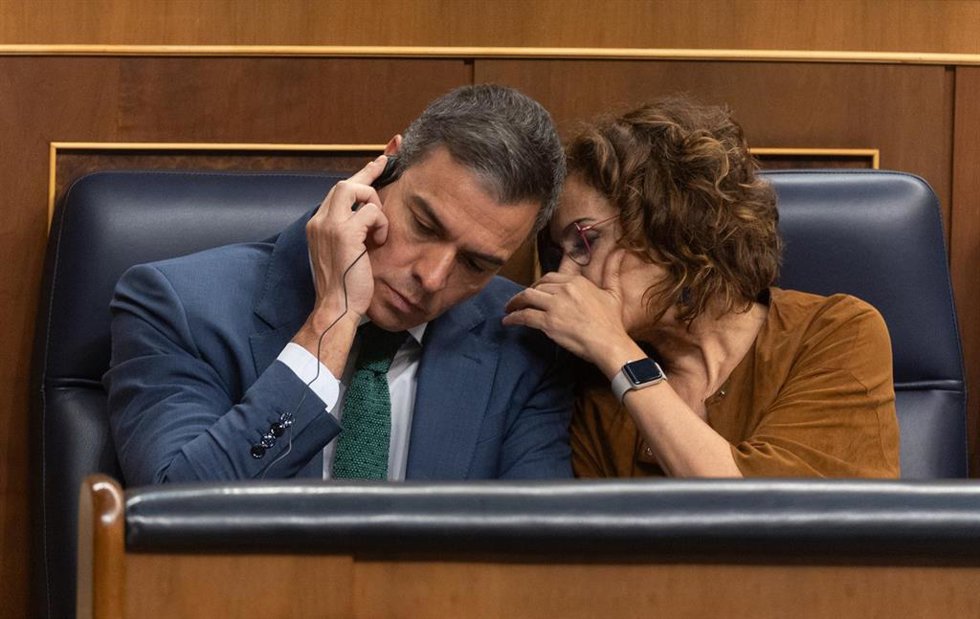 El presidente del Gobierno, Pedro Sánchez y la vicepresidenta primera y ministra de Hacienda, María Jesús Montero, durante una sesión de control al Gobierno, en el Congreso de los Diputados, a 26 de junio de 2024, en Madrid (España).  