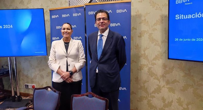 El economista jefe de BBVA Research para España, Miguel Cardoso, y la directora territorial de BBVA en Asturias, Guadalupe Hernández, presentan el informe 'Situación Asturias 2024'.