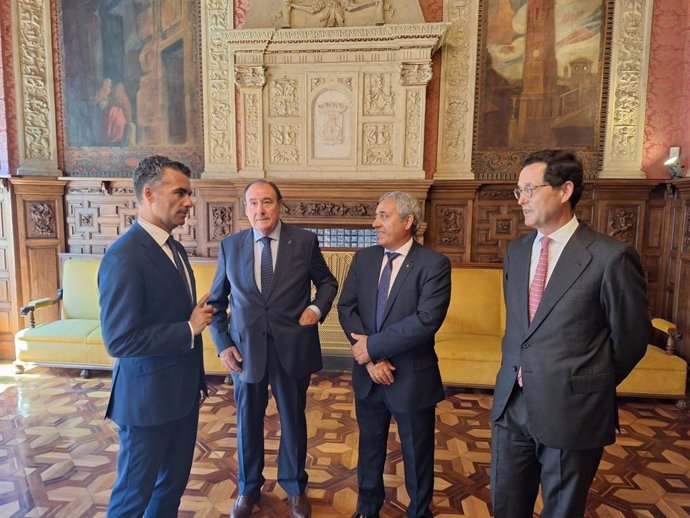 El presidente de SAECA, Pablo Pombo, y su director, Jaime Haddad; el presidente de Caja Rural de Aragón, Luis Olivera, y su director general, Luis Ignacio Lucas.