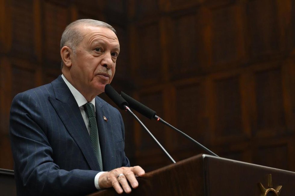 Archivo - El presidente de Turquía, Recep Tayyip Erdogan, durante una reunión con diputados de su partido en la sede del Parlamento turco (archivo)
