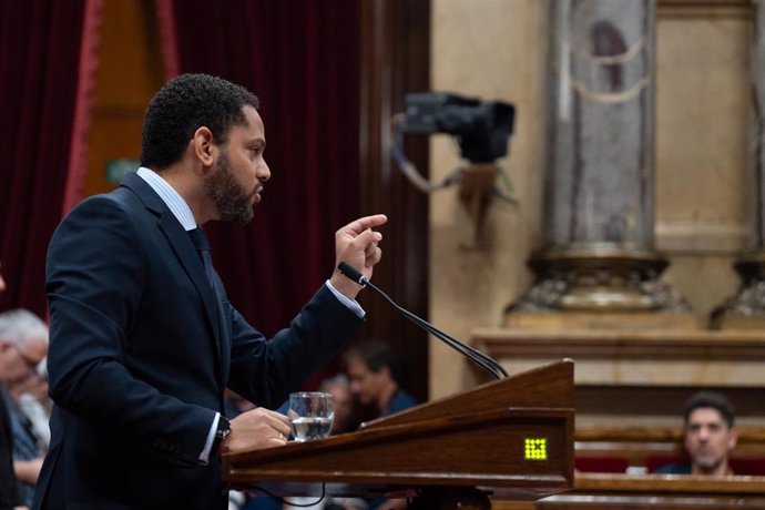 El líder de Vox, Ignacio Garriga, en el pleno de este miércoles