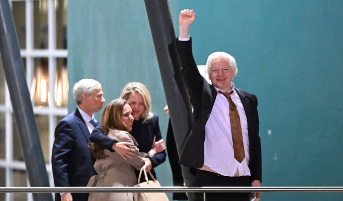 26 June 2024, Australia, Canberra: WikiLeaks founder Julian Assange waves at supporters after arriving at Canberra Airport. Photo: Lukas Coch/AAP/dpa