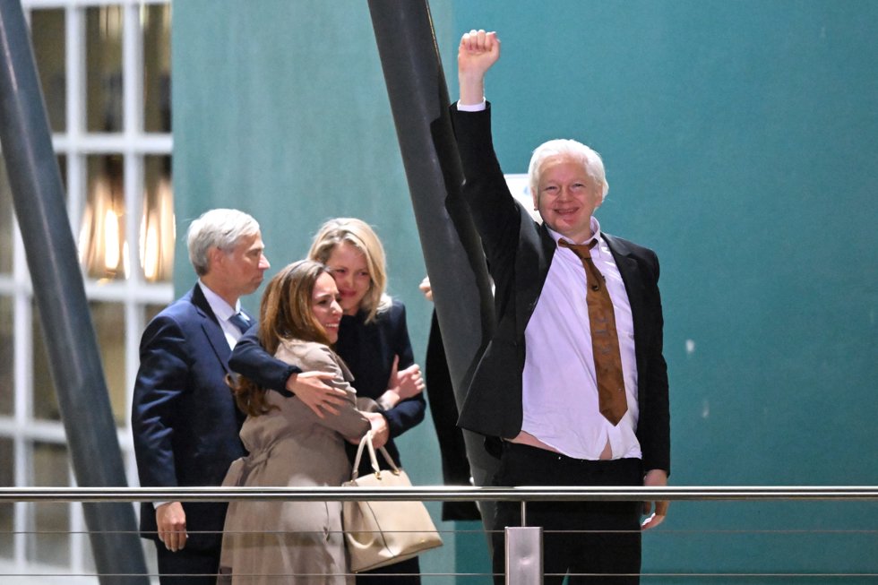 26 June 2024, Australia, Canberra: WikiLeaks founder Julian Assange waves at supporters after arriving at Canberra Airport. Photo: Lukas Coch/AAP/dpa