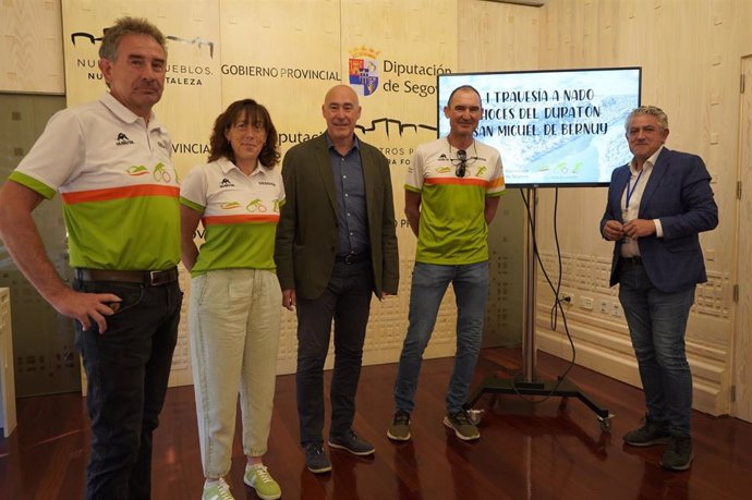El diputado de Deportes, Óscar Moral (centro), y el alcalde de San Miguel de Bernuy, José María Bravo (dcha), con los organizadores de la prueba (del club Lacerta) .